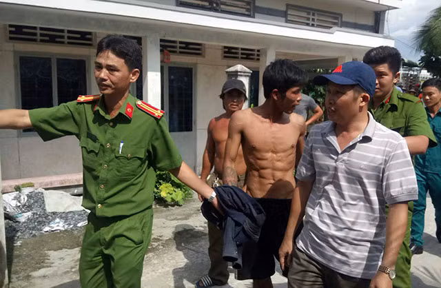 Đối tượng bị khống chế sau hơn 10 giờ cố thủ trên nóc nhà.