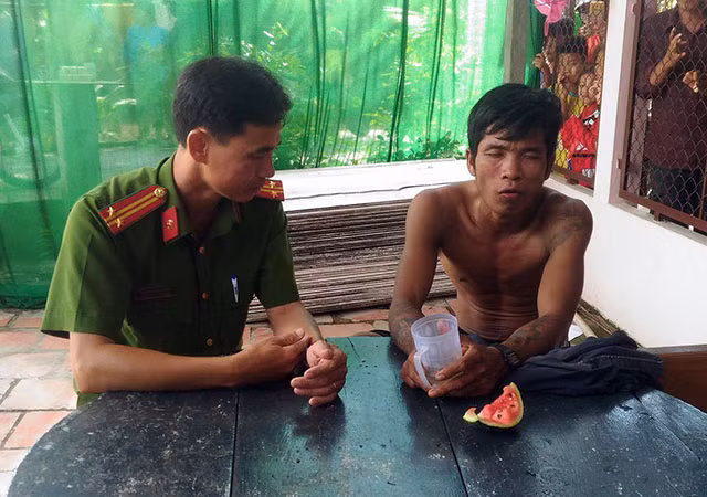 Đối tượng được cho uống nước sau khi bị khống chế.