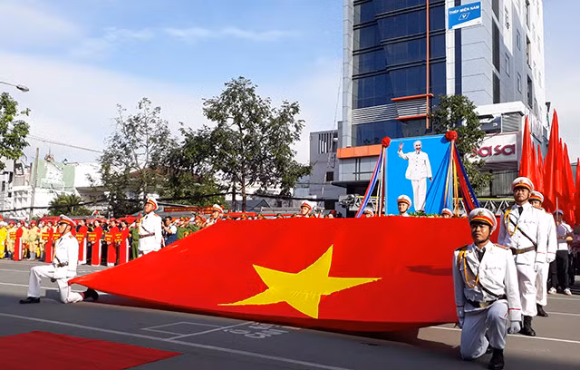 Các đơn vị nghiệp vụ diễu hành tại lễ khai mạc.