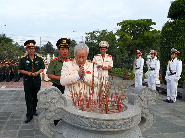 Đoàn công tác dâng hương tại nghĩa trang liệt sĩ tỉnh Bến Tre.