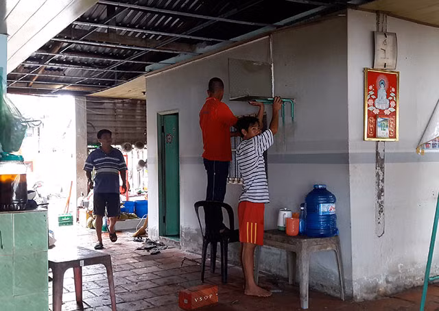 Ngành chức năng địa phương cùng người dân khẩn trương di dời nhà cửa, vật dụng ra khỏi khu vực nguy hiểm.