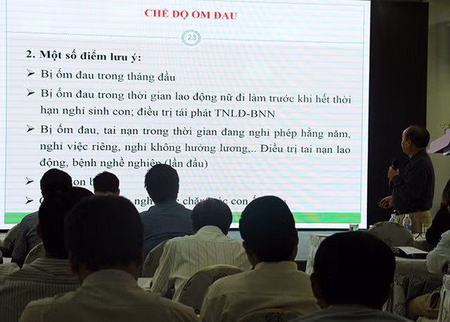 Các đại biểu tham luận tại Hội nghị.