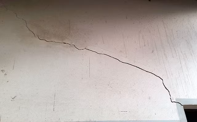 Vết rạn nứt trên tường nhà.
