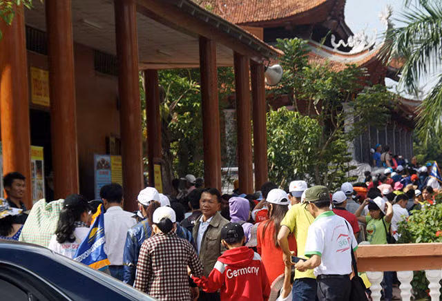 Tại Thiền viện trúc lâm Phương Nam có rất đông khách du lịch.