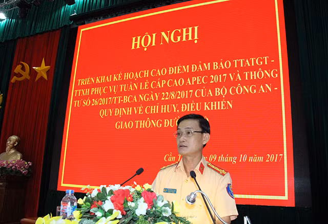 Đại tá Nguyễn Văn Tám, Trưởng phòng CSGT Đường bộ Công an TP Cần Thơ, triển khai kế hoạch.