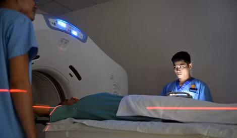 Trước khi được điều trị, bệnh nhân được khảo sát – đánh giá mức độ đau, từ đó các bác sỹ sẽ đưa ra giải pháp phù hợp để kiểm soát cơn đau.