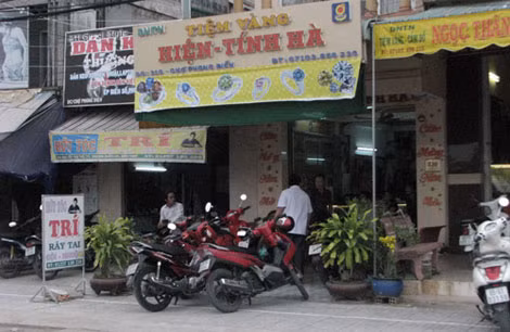 Tiệm vàng Hiện-Tính Hà là một trong các tiệm vàng bị trộm