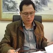 Ông Chu Văn Hòa đang xem các bài báo viết về sai phạm xuất bản trong thời gian qua.