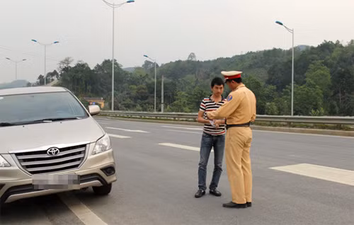 CBCS Cục CSGT kiểm tra phương tiện vi phạm trên đường cao tốc Nội Bài - Lào Cai.