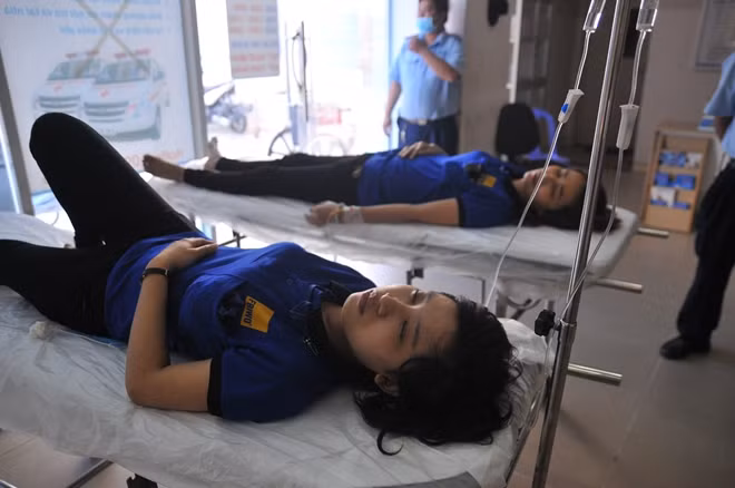 Công nhân ngộ độc được điều trị tại bệnh viện.
