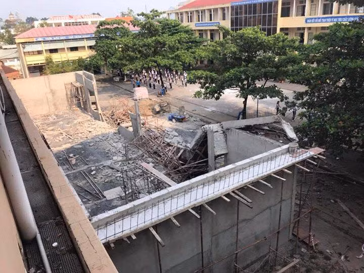 Công trình hội trường tiền tỉ đổ sập khi đang xây dựng 
