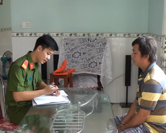 Đối tượng Tùng làm việc với Công an.