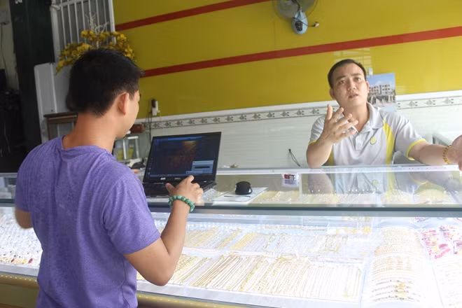 Tiệm vàng bị mất trộm.