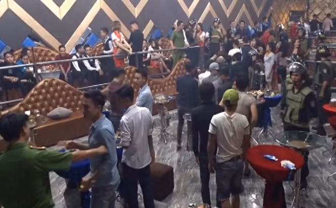 Công an kiểm tra quán bar H5.