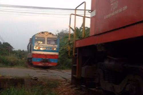 Hai đoàn tàu chạy ngược chiều đã kịp dừng lại khi chỉ còn cách nhau khoảng 10 m.
