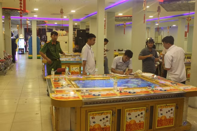 Công an niêm phong tiện game.