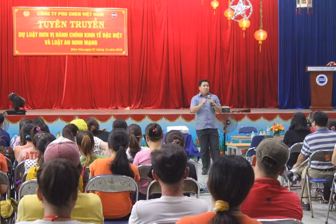Công an Biên Hòa và đại diện công đoàn công ty Pouchen giải thích cho công nhân tại buổi tuyên truyền.