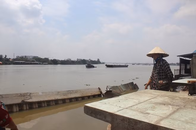 Đoạn bờ kè bị sạt lở.