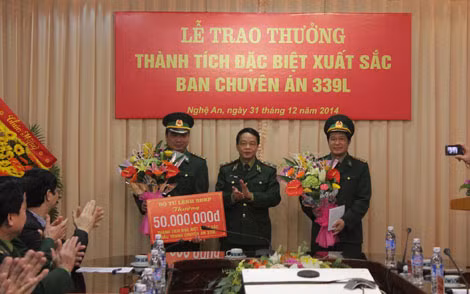 Trung tướng Võ Trọng Việt, Ủy viên Trung ương Đảng, Tư lệnh BĐBP khen thưởng Ban Chuyên án vụ bắt đối tượng Hạ Bá Cu vận chuyển 20 bánh hêrôin.
