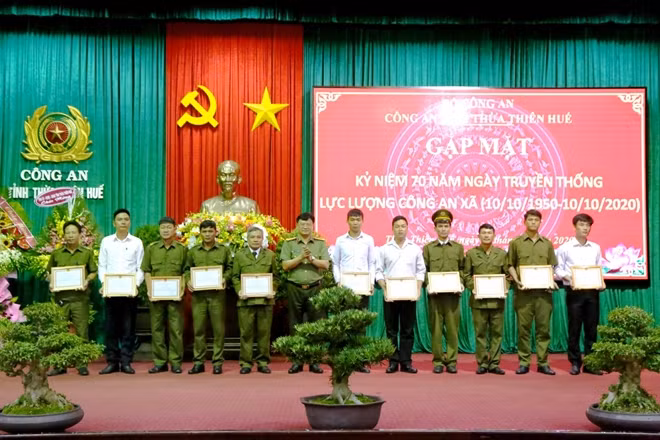 Thượng tá Nguyễn Thanh Tuấn, Giám đốc Công an tỉnh Thừa Thiên Huế tặng giấy khen cho các cán bộ Công an xã.
