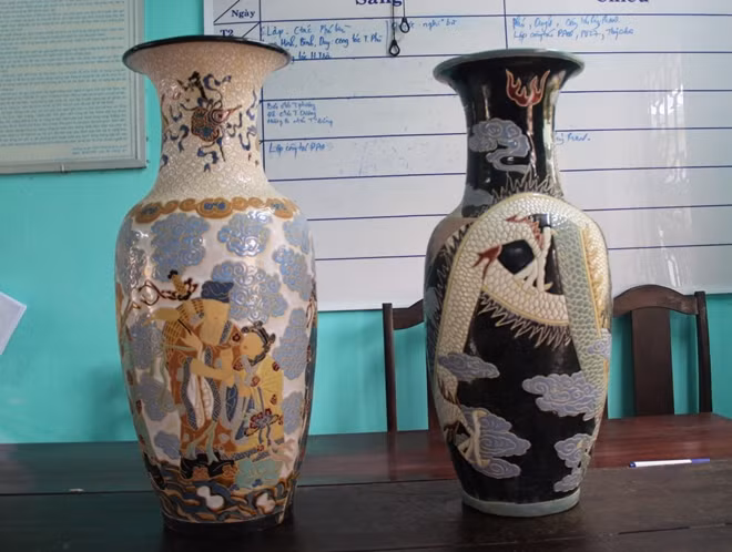 Hai bình gốm sứ có hoa văn độc đáo của đình làng Thanh Thủy Chánh được Công an thị xã Hương Thủy thu hồi sau vụ trộm.