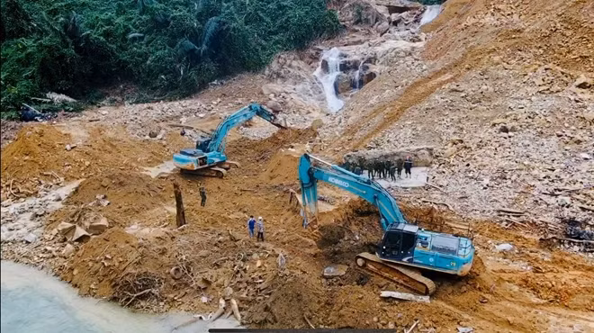 Địa hình hiểm trở, thời tiết bất lợi khiến công tác tìm kiếm các nạn nhân gặp nhiều khó khăn.