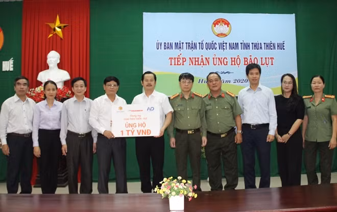 Đại tá Phạm Khải, Tổng Biên tập Báo CAND; ông Nguyễn Huy Hoàng, Chủ tịch Công đoàn Công ty CP Đầu tư Văn Phú – Invest; Đại tá Lê Văn Vũ, Phó Giám đốc Công an tỉnh Thừa Thiên Huế trao biển tượng trưng ủng hộ 1 tỷ đồng giúp người dân tỉnh Thừa Thiên Huế khắc phục hậu quả mưa lũ.