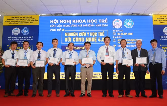 Chủ tịch đoàn phiên toàn thể hội nghị Khoa học trẻ Bệnh viện T.Ư Huế mở rộng năm 2020.