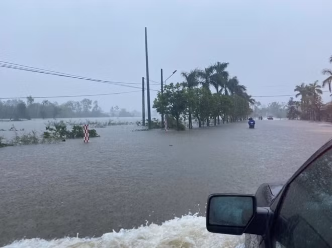 Nhiều địa phương ở tỉnh Thừa Thiên Huế vẫn đang ngập sâu trong lũ.