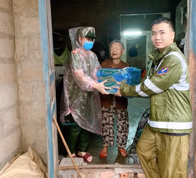 CBCS Công an tỉnh Thừa Thiên Huế mang nhu yếu phẩm đến hỗ trợ người dân vùng ngập lũ.