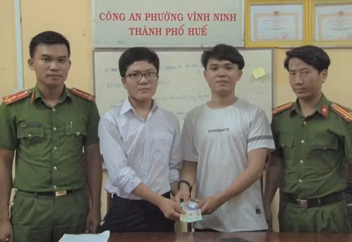 Nam sinh nghèo nhặt được tài sản trả lại cho du khách 