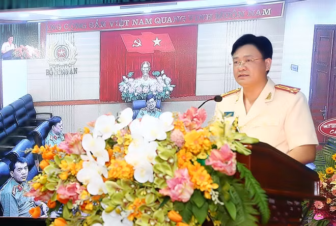 Thượng tá Nguyễn Thanh Tuấn, Giám đốc Công an tỉnh Thừa Thiên Huế phát biểu nhận nhiệm vụ.