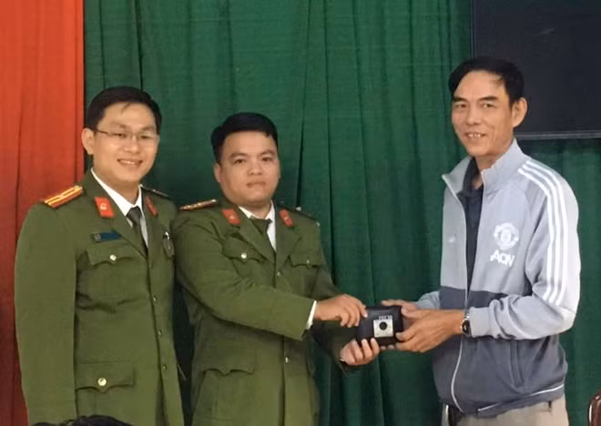 Công an phường Thủy Biều trao trả tài sản cho ông Quốc.