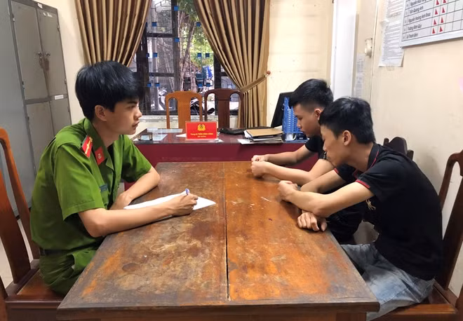 Cơ quan Công an lấy lời khai các đối tượng.