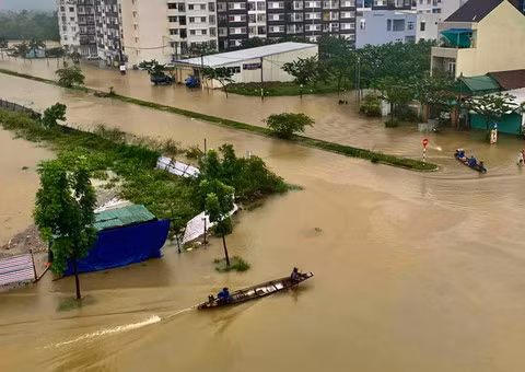 Nhiều tuyến đường ở TP Huế ngập sâu trong ngày 11/10.