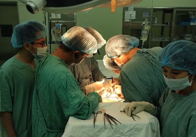 Ê kíp bác sĩ khoa Ngoại tiết niệu và Ngoại lồng ngực tim mạch, Bệnh viện T.Ư Huế phẫu thuật ghép thận tự thân cho bệnh nhân P..