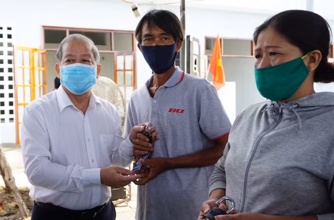 Người dân di dời khỏi Kinh thành Huế vui mừng, xúc động đón nhận chìa khóa nhà tại lễ bàn giao nhà ở.