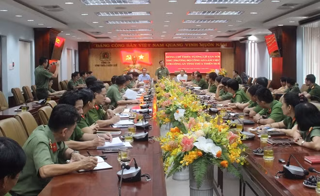 Các đại biểu tham dự buổi làm việc.
