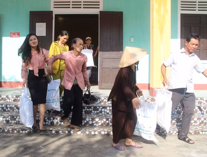 Những phần quà sẽ giúp các hộ nghèo, gia đình có hoàn cảnh khó khăn ở các tỉnh thành Bắc miền Trung đón Tết cổ truyền đầy đủ hơn.