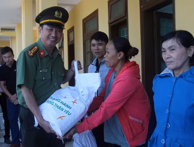 Thượng tá Nguyễn Văn Long, Phó Trưởng Ban Thư ký tòa soạn, Trưởng Văn phòng thường trú Báo CAND tại miền Trung tặng quà Tết cho người nghèo ở xã Triệu Lăng, huyện Triệu Phong, tỉnh Quảng Trị.