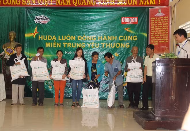 Người dân xã Vinh Hà (huyện Phú Vang, tỉnh Thừa Thiên Huế) đón nhận những suất quà Tết ý nghĩa.