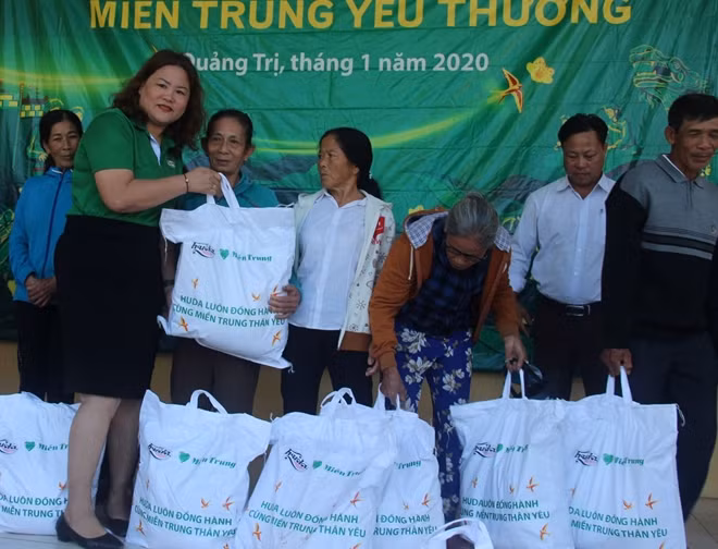Đại diện Nhãn hàng Bia Huda tại tỉnh Quảng Trị trao quà Tết cho người dân.