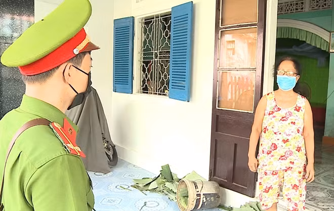 Ngoài truy vết, xác định các trường hợp có nguy cơ nhiễm COVID-19, CBCS Công an còn tuyên truyền người dân nâng cao ý thức phòng chống dịch.