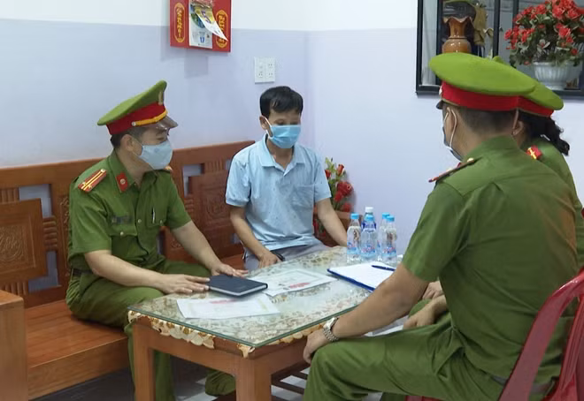 Công an phường Hương Xuân, thị xã Hương Trà đến nhà dân tuyên truyền người dân phòng chống dịch COVID-19.