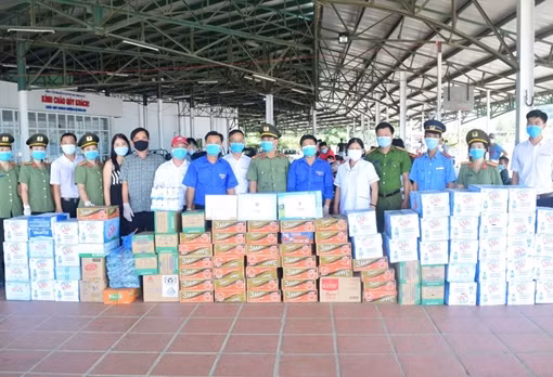 Công an tỉnh Thừa Thiên Huế góp sức hỗ trợ CBCS tuyến đầu chống dịch