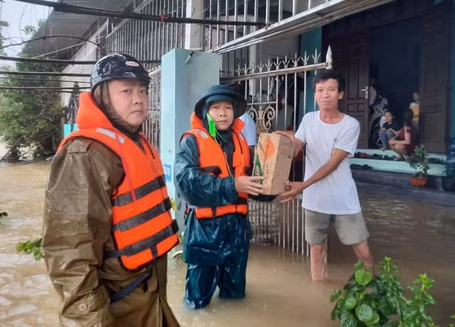Và trao những thùng mì tôm tận tay các hộ dân ở vùng ngập lũ.