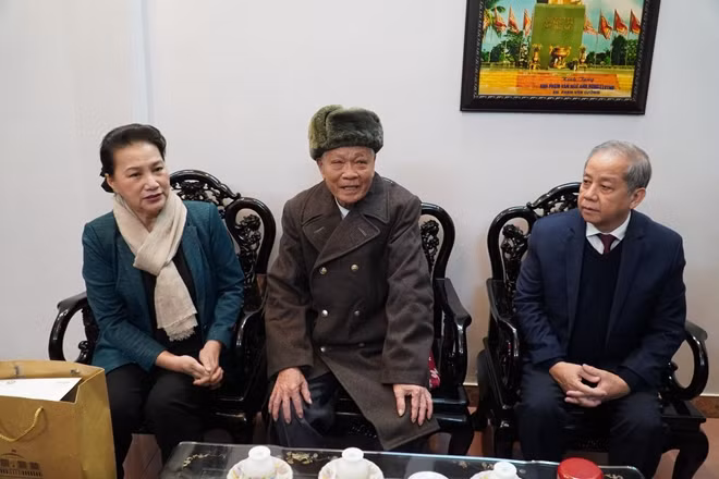 Chủ tịch Quốc hội Nguyễn Thị Kim Ngân thăm Anh hùng Lực lượng vũ trang nhân dân Phạm Văn Ngữ.