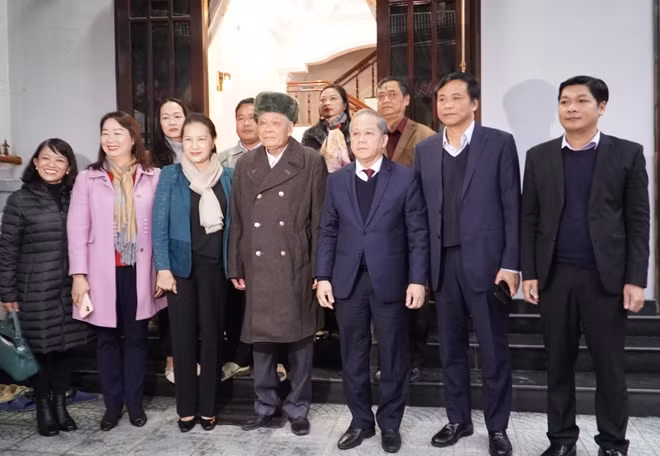 Chủ tịch Quốc hội Nguyễn Thị Kim Ngân cùng đoàn công tác chụp ảnh lưu niệm cùng gia đình Anh hùng Phạm Văn Ngữ.