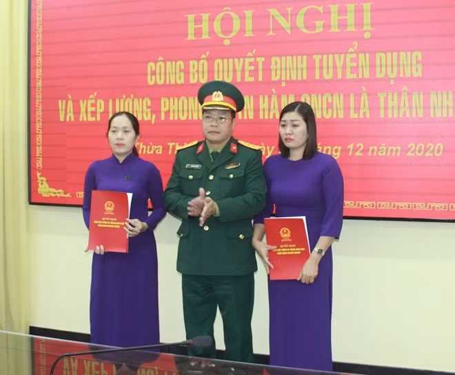 Thượng tá Ngô Nam Cường, Chỉ huy trưởng Bộ Chỉ huy Quân sự tỉnh Thừa Thiên Huế trao quyết định cho 2 thân nhân liệt sĩ hy sinh ở Rào Trăng 3.