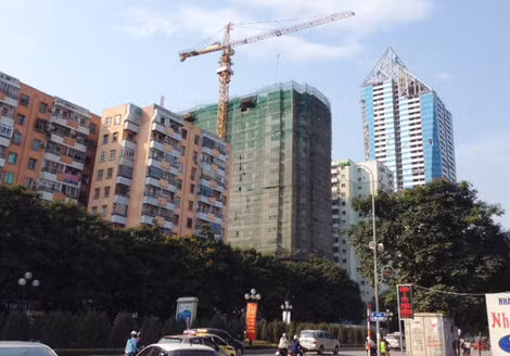 Những chiếc cẩu tháp tại các công trình xây dựng ở Thủ đô là những mối nguy hiểm lơ lửng trên đầu người tham gia giao thông.